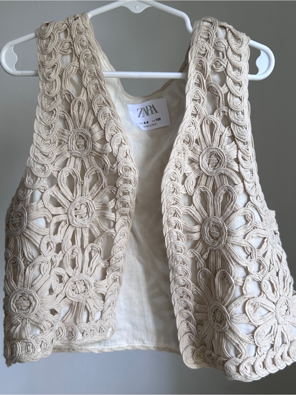 Zara Kids Boho flower embroidery vest. Size 8-9 ecru/cream color
